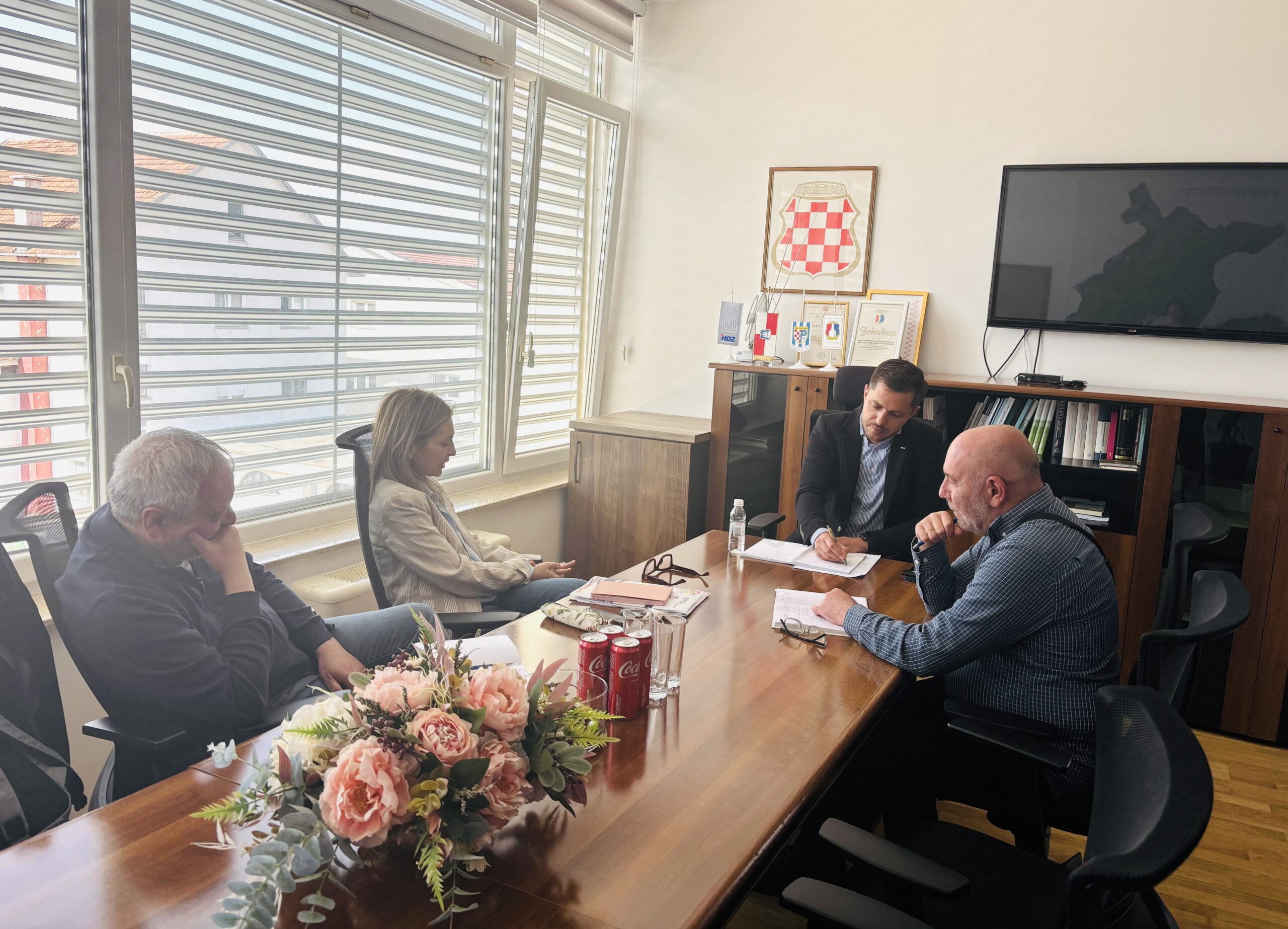 Rukovodstvo Visoke škole za turizam i menadžment Konjic je u petak, 17.aprila/travnja započelo zvanične pregovore o inicijativi za osnivanje I geoparka u BiH. Prvi sastanak je upriličen sa g.Matom Lončarom, ministrom Ministarstva prostornog uredjenja, graditeljstva i zaštite okoliša Županije Zapadnohercegovačke. U izuzetno prijatnoj i prijateljskoj atmosferi, dogovoreni su naredni koraci a pitanje osnivanja geoparka je zasigurno sjajan europski projekat koji doprinosi revitalizaciji ruralnog prostora, očuvanje geološke osnove, privlačenje geoturista iz čitavog svijeta i umrežavanje sa geoparkovima iz čitavog svijeta 